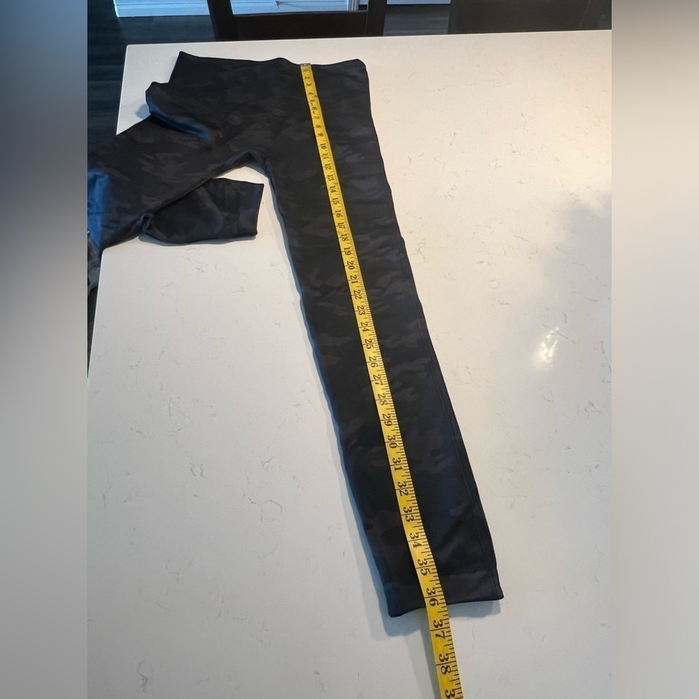 Spanx Cropped Look at Me Now Black Camo Leggings size 1X - Picture 10 of 14